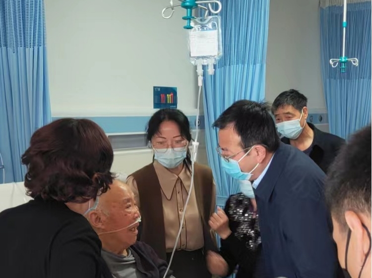 连云港市副市长、东海县委书记宋波调研县医院老干部病房.jpg