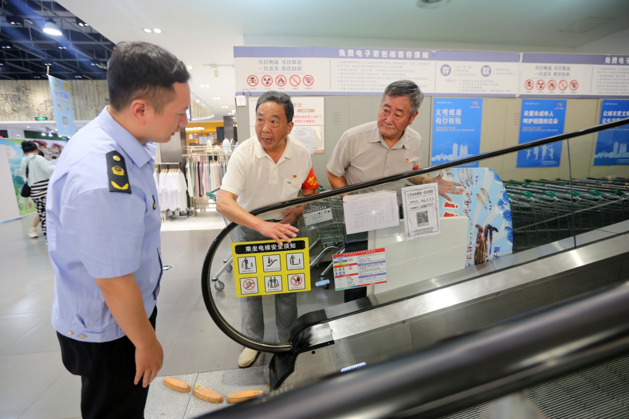 2025年7月，景区游客服务中心开展游客通道安全监督.jpg