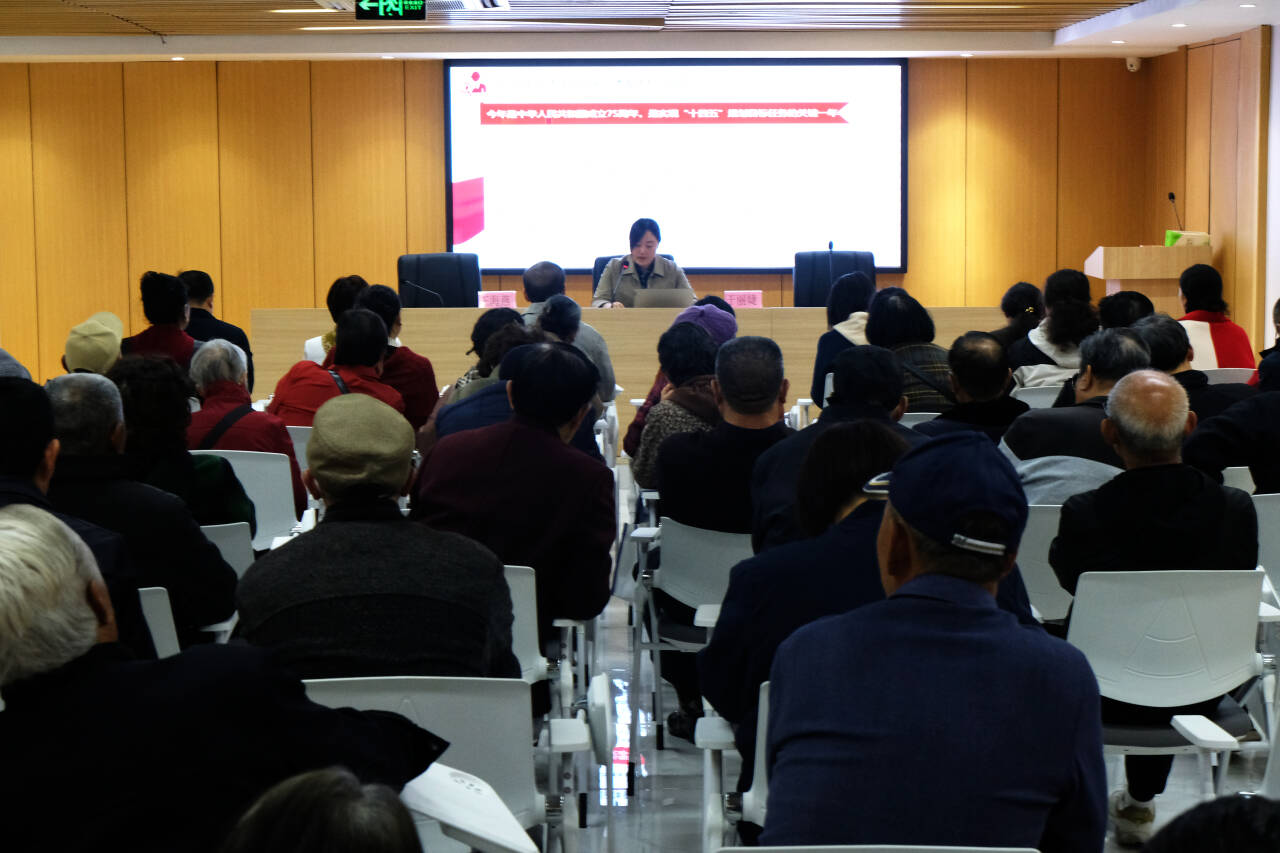 连云区委老干部局认真组织学习全国两会精神 (4).jpg