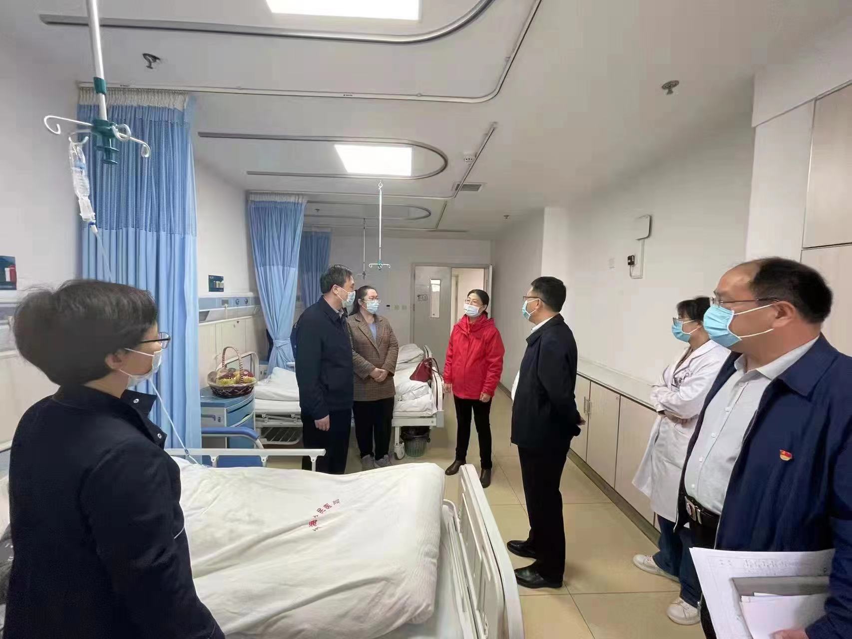县政协主席孔繁清视察县医院.jpg