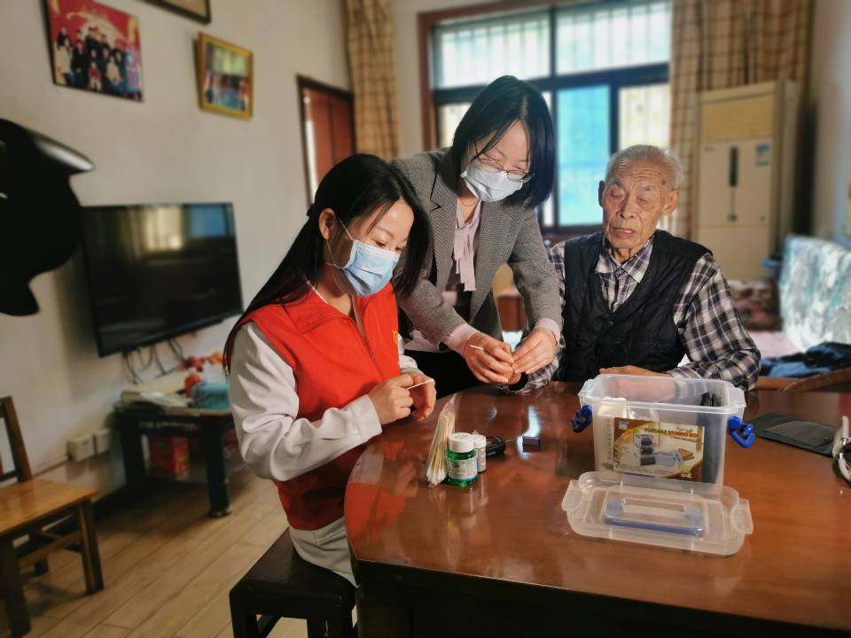 家庭医生服务离休干部1.jpg