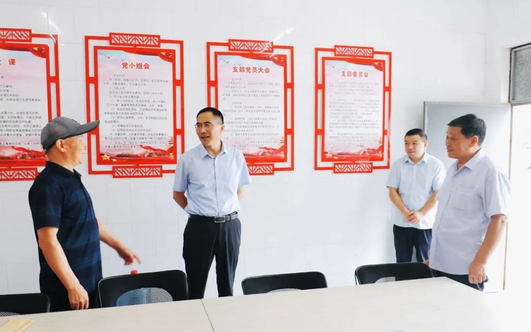 纪委书记李宝波走访老干部支部.jpg