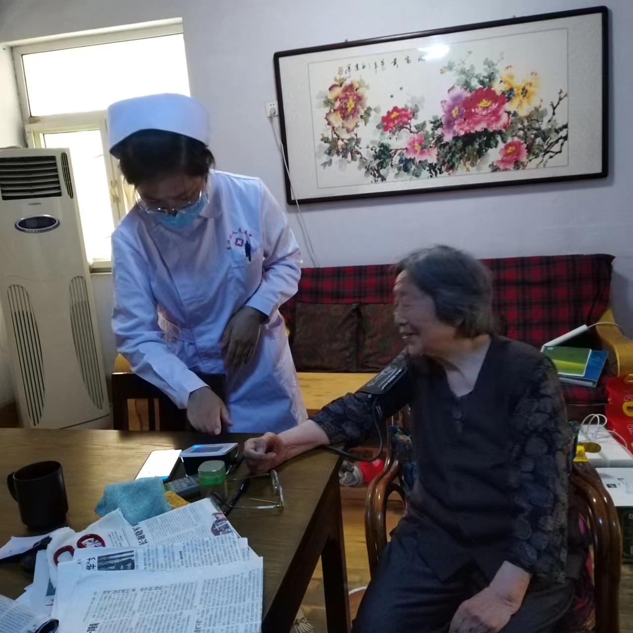 医疗大篷车走进老干部家中.jpg