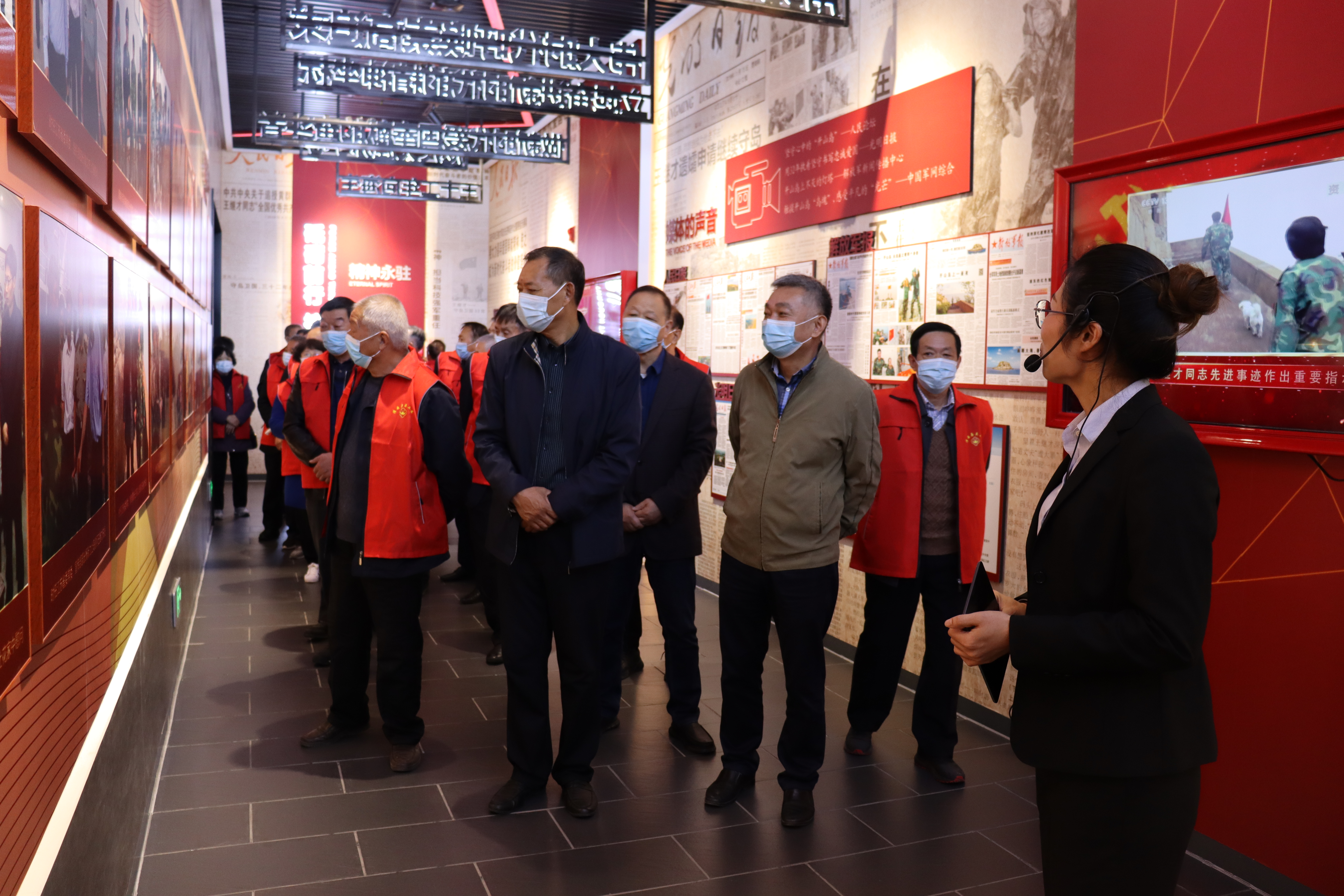 参观展示馆.jpg