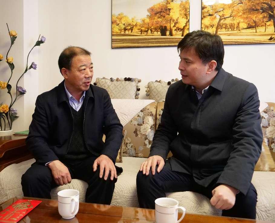 东海县领导深入老干部家中征求意见2.jpg